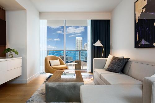 Suite de 1 dormitorio con vistas parciales al océano - 1 cama extragrande del hotel Kimpton Epic , An Ihg. Foto 4