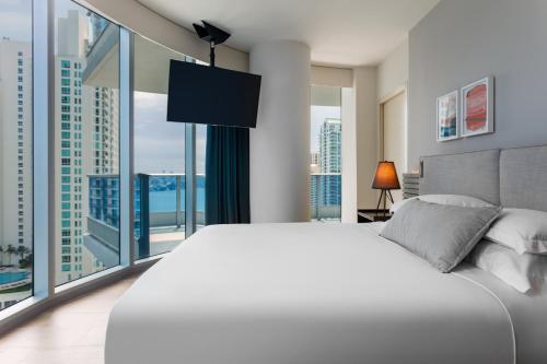 Suite de 1 dormitorio con vistas parciales al océano - 1 cama extragrande del hotel Kimpton Epic , An Ihg. Foto 6