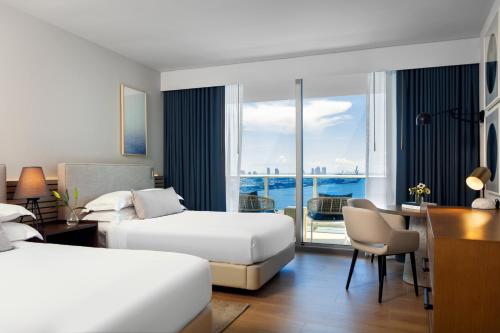 Habitación Doble con 2 camas dobles y vistas al agua del hotel Kimpton Epic , An Ihg. Foto 2