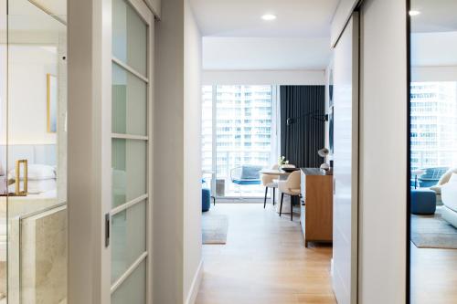 Habitación con cama extragrande y ducha accesible en silla de ruedas adaptada para personas con movilidad reducida - Planta superior del hotel Kimpton Epic , An Ihg. Foto 1