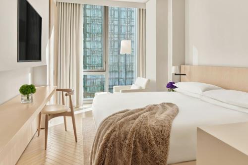 Habitación Doble Deluxe con cama extragrande y vistas a la ciudad del hotel The Times Square EDITION