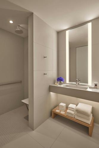 Habitación con cama extragrande, vistas a Times Square y ducha accesible en silla de ruedas - Adaptada para personas con movilidad reducida del hotel The Times Square EDITION. Foto 2