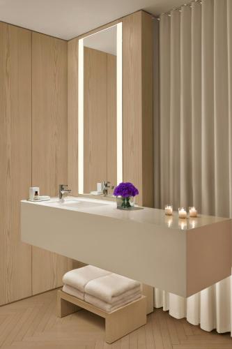 Habitación Premier con cama extragrande y vistas a Times Square del hotel The Times Square EDITION. Foto 3