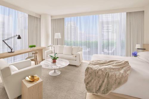 Suite Premier con cama extragrande y vistas a Times Square del hotel The Times Square EDITION. Foto 1