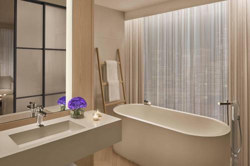 Suite Premier con cama extragrande y vistas a Times Square del hotel The Times Square EDITION. Foto 2