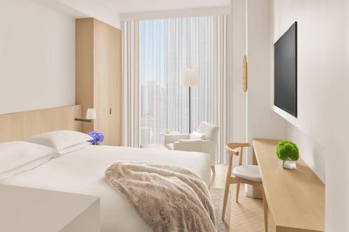 Habitación con cama grande del hotel The Times Square EDITION