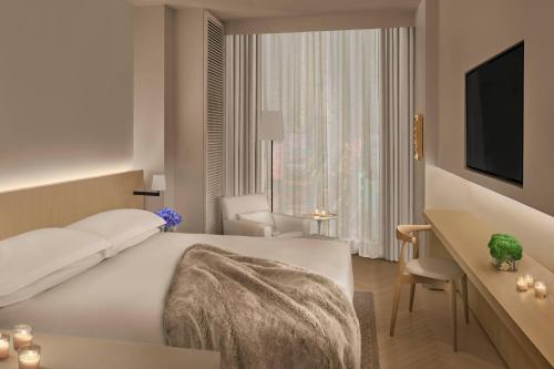 Habitación Premier con cama extragrande y vistas a Times Square - Adaptada para personas con discapacidad auditiva del hotel The Times Square EDITION. Foto 1