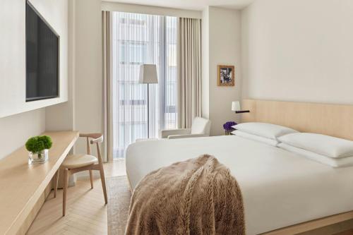 Habitación Deluxe con vistas a la ciudad y ducha accesible en silla de ruedas - Cama extragrande - Adaptada para personas con movilidad reducida del hotel The Times Square EDITION. Foto 2