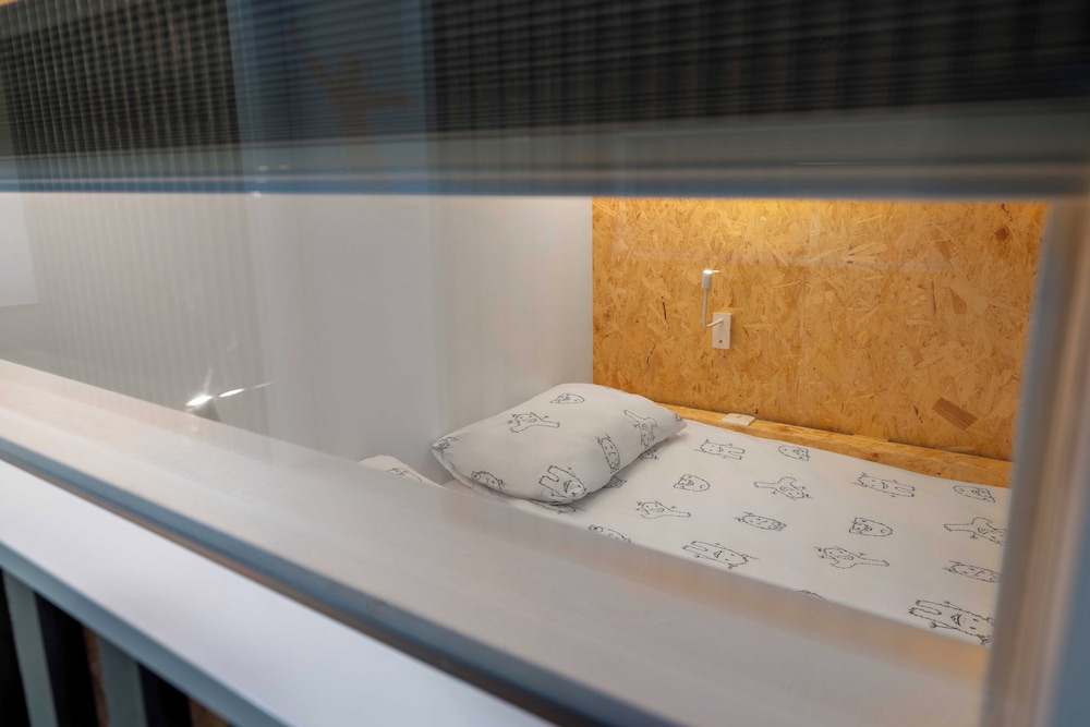 Cabaña con cama doble, nivel inferior con baño compartido del hotel ibis Styles Ljubljana The Fuzzy Log. Foto 5