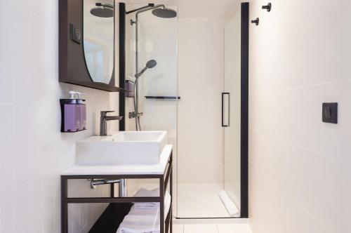 Habitación Doble Confort Tribe con balcón del hotel Tribe Paris La Defense Esplanade. Foto 4
