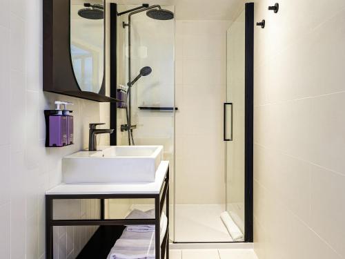 Habitación Triple Confort Tribe del hotel Tribe Paris La Defense Esplanade. Foto 2