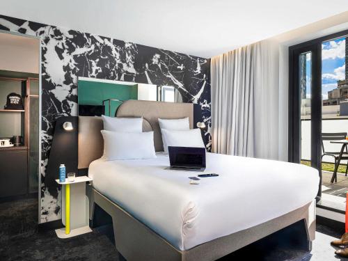 Habitación Doble Confort Tribe con balcón del hotel Tribe Paris La Defense Esplanade. Foto 6