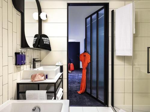 Tribe Comfort Suite with One Double Bed and One Sofa Bed del hotel Tribe Paris La Defense Esplanade. Foto 5