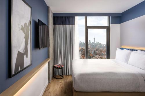 Habitación con vistas a la ciudad - Cama extragrande del hotel Motto by Hilton New York City Chelsea. Foto 1
