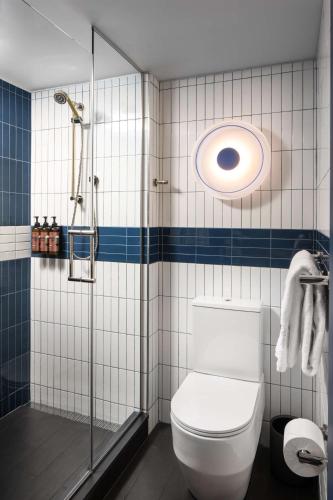 Habitación Doble adaptada para personas con discapacidad auditiva - 2 camas dobles del hotel Motto by Hilton New York City Chelsea. Foto 3