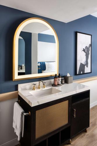 Habitación Doble adaptada para personas con discapacidad auditiva - 2 camas dobles del hotel Motto by Hilton New York City Chelsea. Foto 4