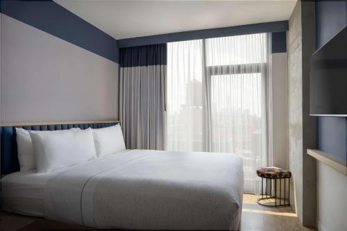 Habitación con cama extragrande - Adaptada para personas con discapacidad auditiva del hotel Motto by Hilton New York City Chelsea