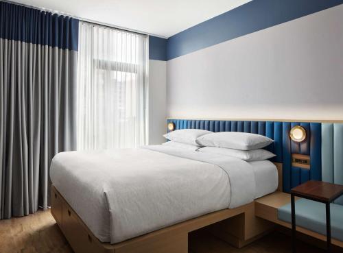 Habitación con cama extragrande. del hotel Motto by Hilton New York City Chelsea. Foto 1