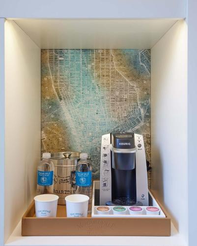 Suite con cama extragrande del hotel Margaritaville Resort Times Square. Foto 3