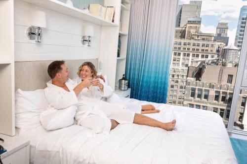 Habitación Estándar con cama extragrande del hotel Margaritaville Resort Times Square. Foto 6