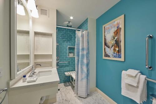 Suite - 1 cama extragrande - Características de accesibilidad para personas con discapacidad auditiva y movilidad reducida del hotel Margaritaville Resort Times Square. Foto 5