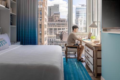 Suite - 1 cama extragrande - Características de accesibilidad para personas con discapacidad auditiva y movilidad reducida del hotel Margaritaville Resort Times Square. Foto 6