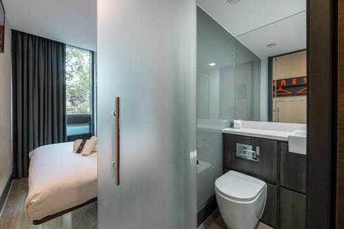 Habitación Doble con ventana del hotel easyHotel London City Shoreditch. Foto 1