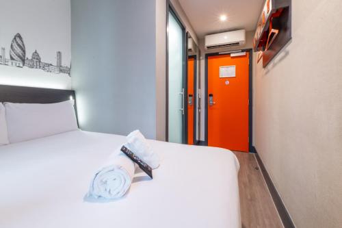 Habitación Doble con ventana del hotel easyHotel London City Shoreditch. Foto 2