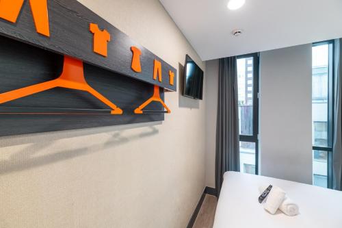 Habitación Doble con ventana del hotel easyHotel London City Shoreditch. Foto 3