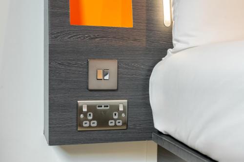 Habitación Doble con ventana del hotel easyHotel London City Shoreditch. Foto 4