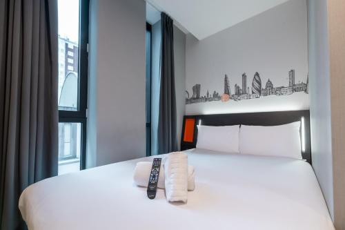 Habitación Doble con ventana del hotel easyHotel London City Shoreditch. Foto 5