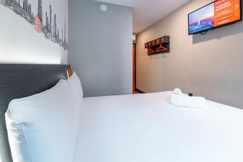 Habitación Doble con ventana del hotel easyHotel London City Shoreditch. Foto 7
