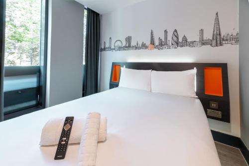 Habitación Doble con ventana del hotel easyHotel London City Shoreditch. Foto 8