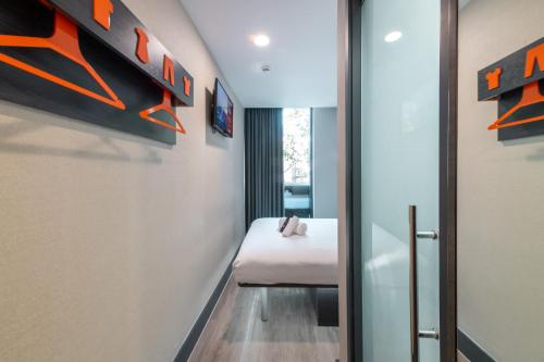 Habitación Doble con ventana del hotel easyHotel London City Shoreditch. Foto 11