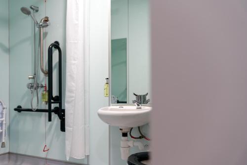 Habitación Doble adaptada para personas con movilidad reducida del hotel easyHotel London City Shoreditch. Foto 1