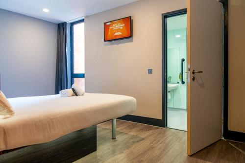 Habitación Doble adaptada para personas con movilidad reducida del hotel easyHotel London City Shoreditch. Foto 2