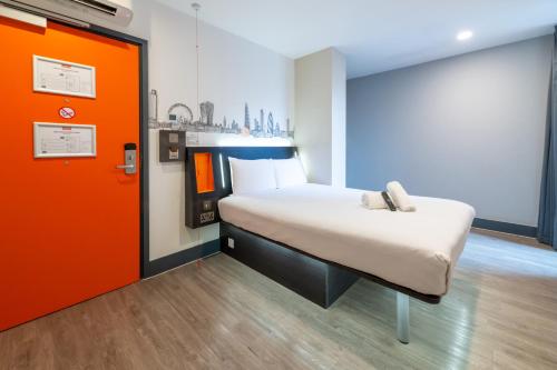 Habitación Doble adaptada para personas con movilidad reducida del hotel easyHotel London City Shoreditch. Foto 4
