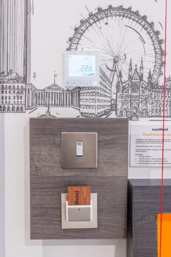 Habitación Doble adaptada para personas con movilidad reducida del hotel easyHotel London City Shoreditch. Foto 8
