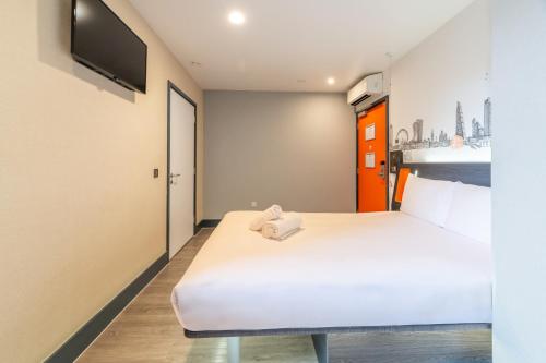 Habitación Doble adaptada para personas con movilidad reducida del hotel easyHotel London City Shoreditch. Foto 13