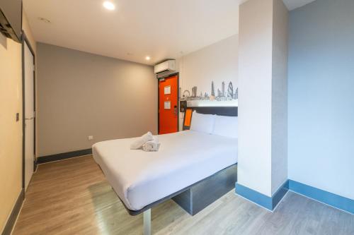 Habitación Doble adaptada para personas con movilidad reducida del hotel easyHotel London City Shoreditch. Foto 15