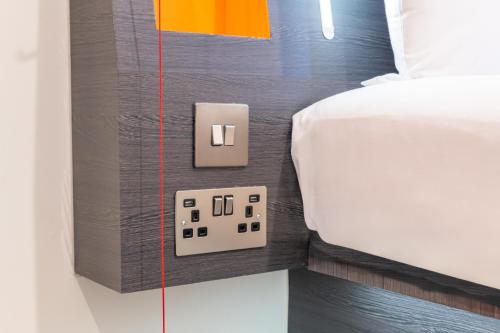Habitación Doble sin ventana - Acceso para personas de movilidad reducida del hotel easyHotel London City Shoreditch. Foto 3