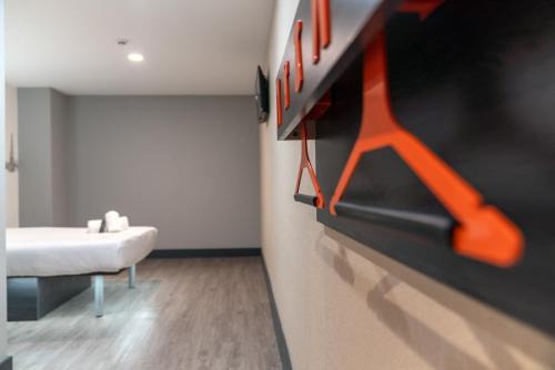 Habitación Doble sin ventana - Acceso para personas de movilidad reducida del hotel easyHotel London City Shoreditch. Foto 4