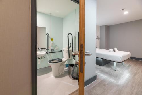 Habitación Doble sin ventana - Acceso para personas de movilidad reducida del hotel easyHotel London City Shoreditch. Foto 5