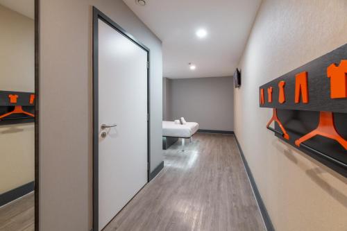 Habitación Doble sin ventana - Acceso para personas de movilidad reducida del hotel easyHotel London City Shoreditch. Foto 6