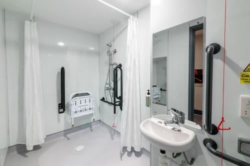 Habitación Doble sin ventana - Acceso para personas de movilidad reducida del hotel easyHotel London City Shoreditch. Foto 15