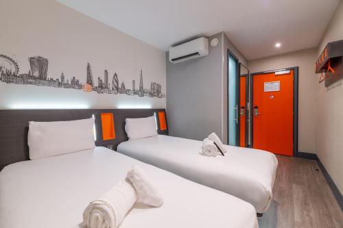 Habitación Doble sin ventana - 2 camas del hotel easyHotel London City Shoreditch