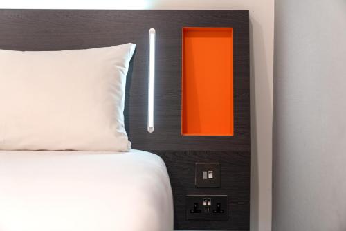 Habitación Doble sin ventana - 2 camas del hotel easyHotel London City Shoreditch. Foto 1