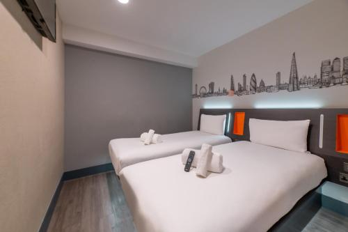 Habitación Doble sin ventana - 2 camas del hotel easyHotel London City Shoreditch. Foto 4