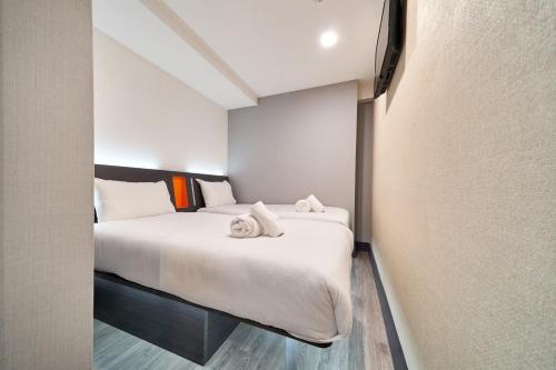 Habitación Doble sin ventana - 2 camas del hotel easyHotel London City Shoreditch. Foto 12