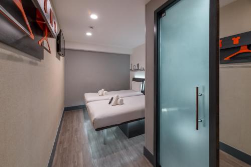 Habitación Doble sin ventana - 2 camas del hotel easyHotel London City Shoreditch. Foto 13